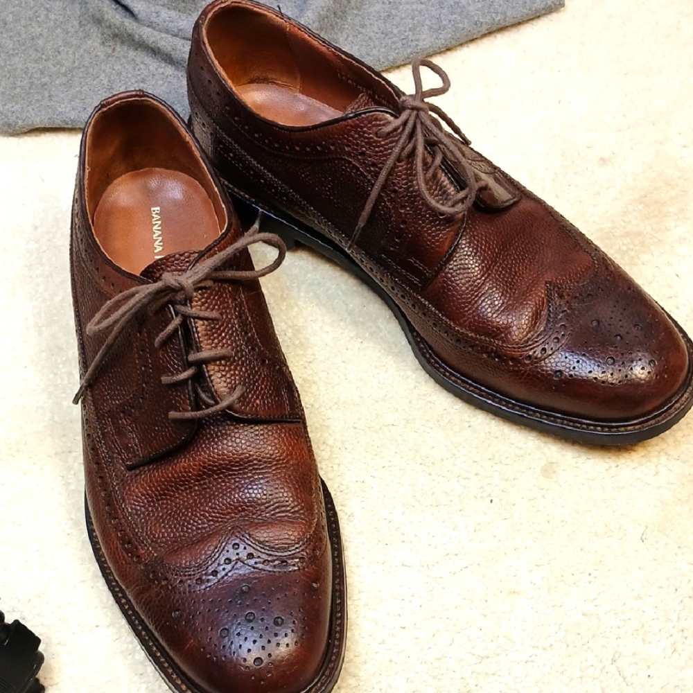 Banana Republic Men's Brown Leather wingtip oxfords. size 10